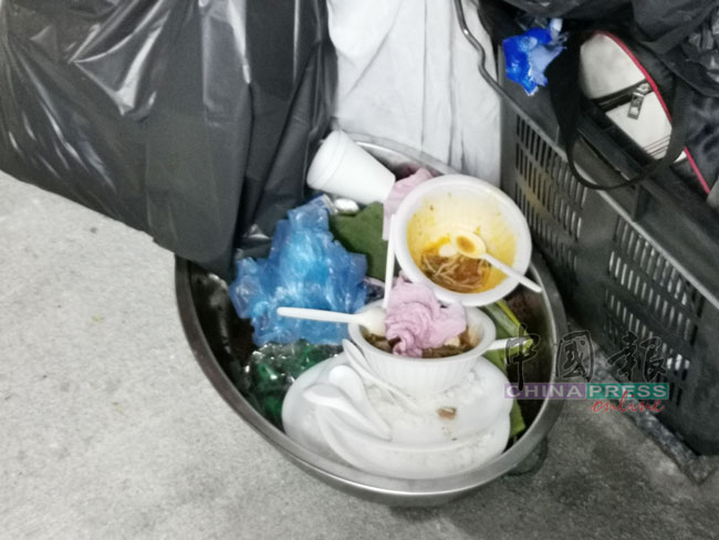 垃圾桶处可见到各种一次性塑料品。