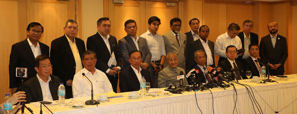 马哈迪（前排左4）在陈国伟（前排左起）、莫哈末沙布、安华、慕尤丁、林冠英和阿兹敏阿里等人陪同下，召开希盟最高中央理事会会议后记者会，宣布数项议决。