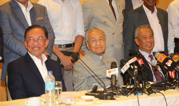安华（左起）、马哈迪和慕尤丁心情愉快，相信是会议商讨过程顺利。