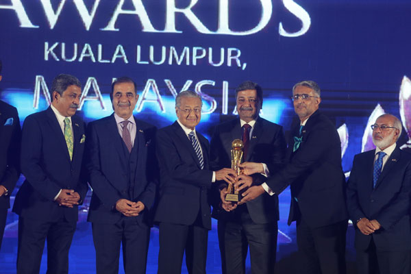 马哈迪（左3）颁发国际成就奖予巴基斯坦企业家，右2为马利克沙希德。