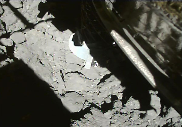 “隼鸟2号”登陆4秒前的影像。（法新社）