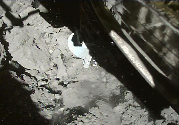 “隼鸟2号”成功登陆小行星“龙宫”地表。（法新社）