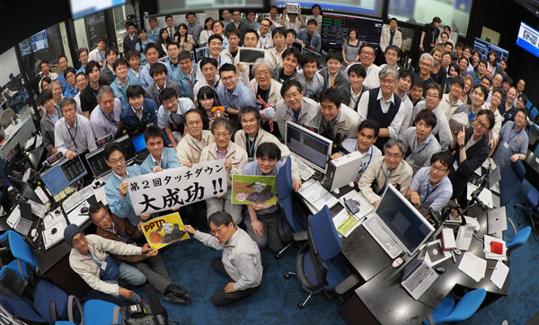 “隼鸟2号”成功二度登陆，JAXA团队欢呼“大成功”。（法新社）