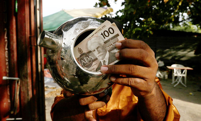 回收厂工友在垃圾场捡到一个，装有大量100元加拿大钞票的圆壶，希望失主认领。