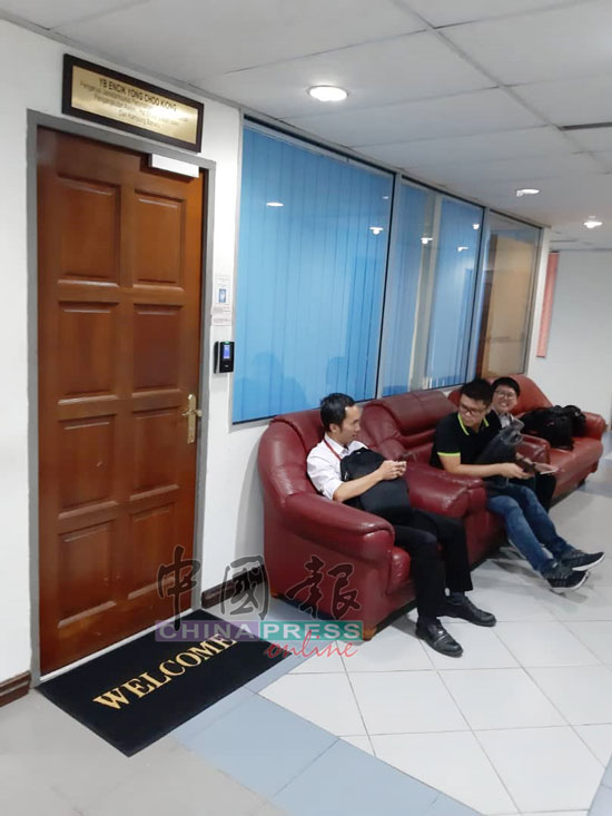 各媒体于周四（11日）上午纷纷到霹州行政议员杨祖强的办公室等候。