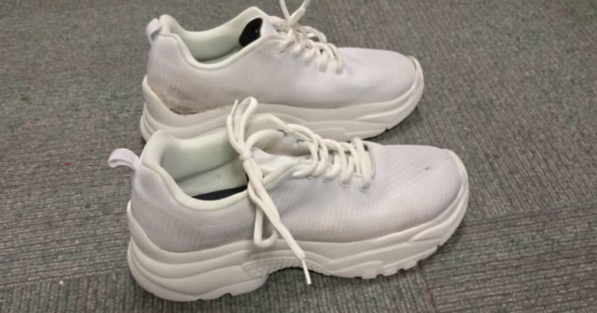 嫌犯将毒品藏进一对鞋子的鞋底内。