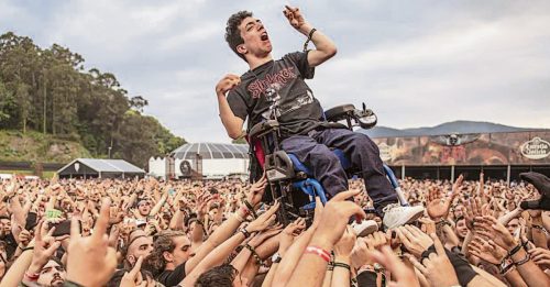 脑麻青年看音乐祭 乐迷抬轮椅暖举感动百万人