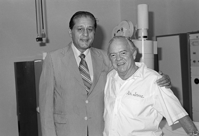 1970年前后，法瓦洛罗（左）与索恩斯合影。