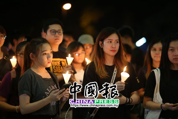 民众聚集在莎阿南马莎兰大厦前，手持蜡烛，声援赵明福及其家属。