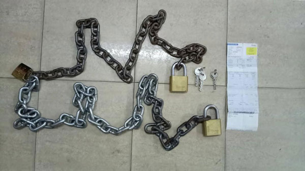 警方起获雇主用来绑住外劳的铁链。