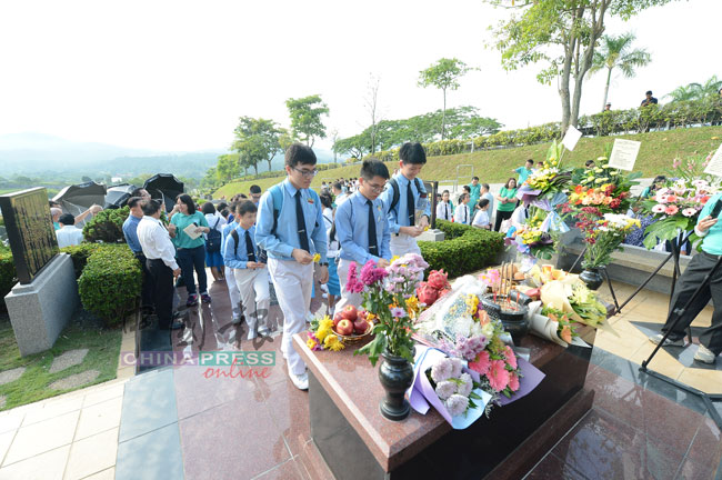 来自各校的学生有次序的排队，到沈慕羽墓碑前献花致敬。
