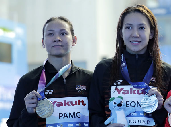 潘德丽拉（左）与梁敏仪在女子双人10公尺跳台获得银牌。（美联社）