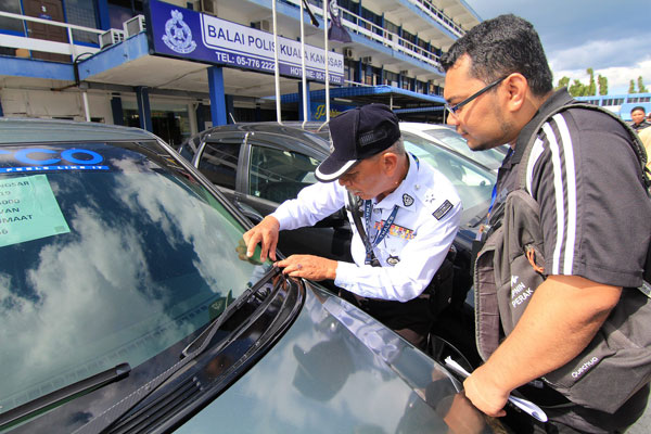 警方向记者道出，如何分辨复制车一些细节。