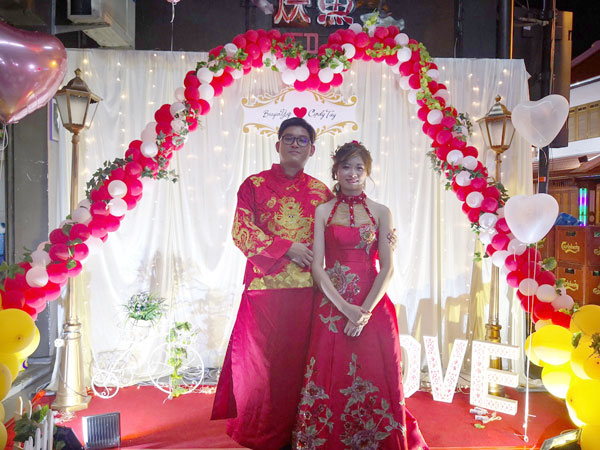 叶栟榞和郑巧欣夫妇，是第一对在鸡场街文化坊封街举行婚礼的新人。