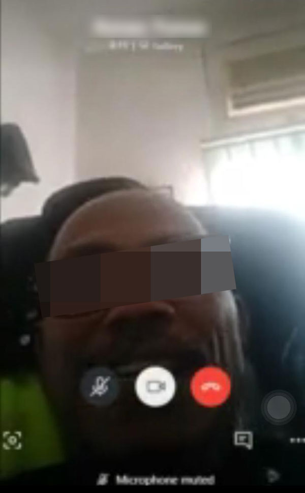 该名身穿制服的警曹,展露和把玩下体作出猥亵动作,以满足女友的要求。