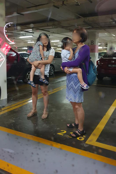 女子和一名妇女各抱一名小孩继续霸占停车位。（取自Fidonendo Dido面子书）