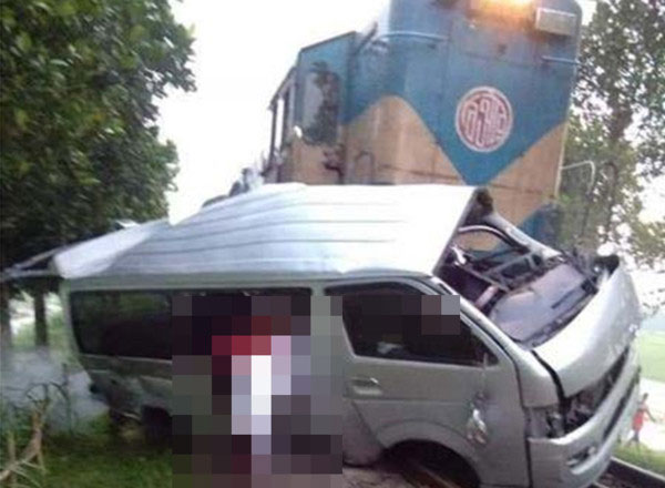 孟加拉火車與廂型車碰撞，車上11人喪命。