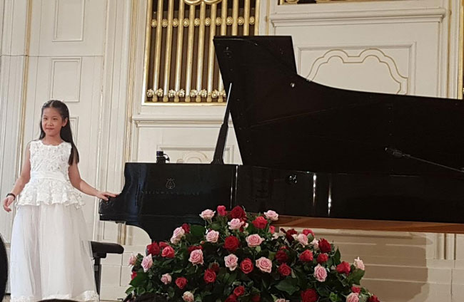 周汝谊在国际赛赢得钢琴演奏第一名。