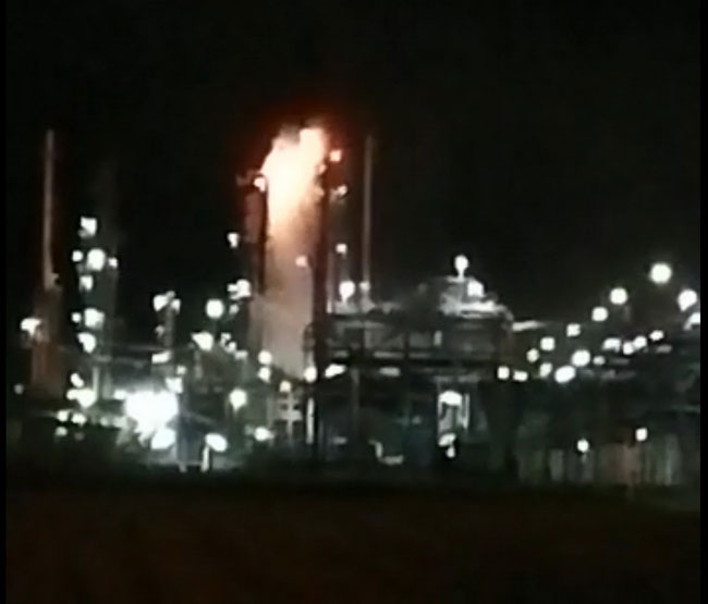 马石油坐落在北加山冬的高架燃烧塔，疑因闪电引发火患。