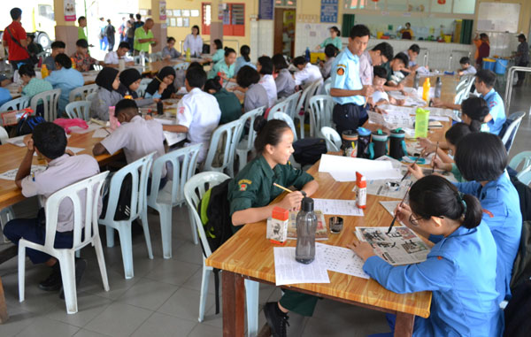 庇中学生在食堂进行书法比赛。