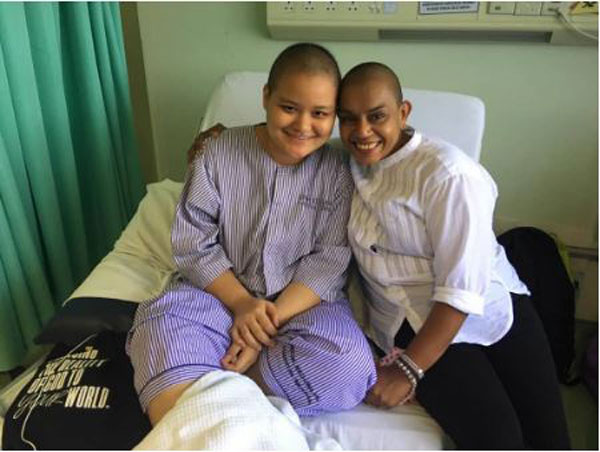  芭米妮（右）剃光头，陪同女学生一起抗癌。