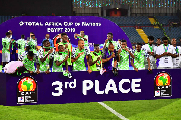 尼日利亚球员们庆祝夺得季军。（法新社）