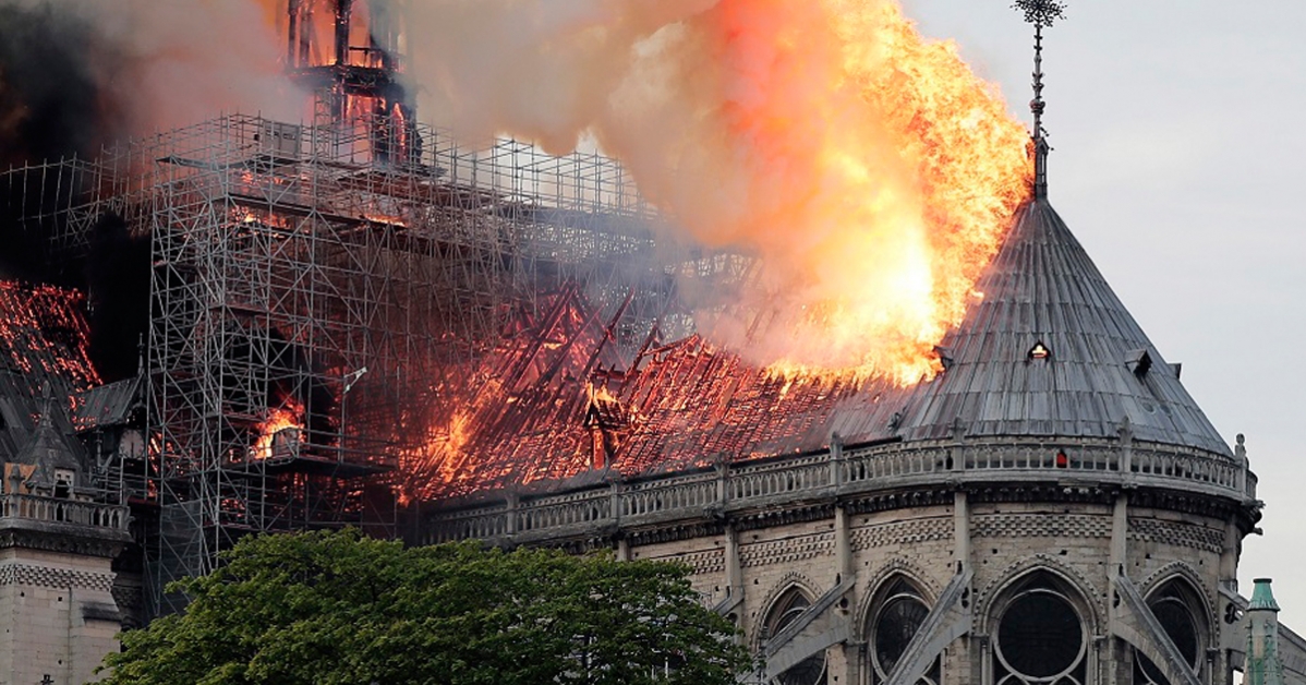 法国巴黎圣母院在今年4月15日发生大火，吞噬塔尖和屋顶。（档案照）