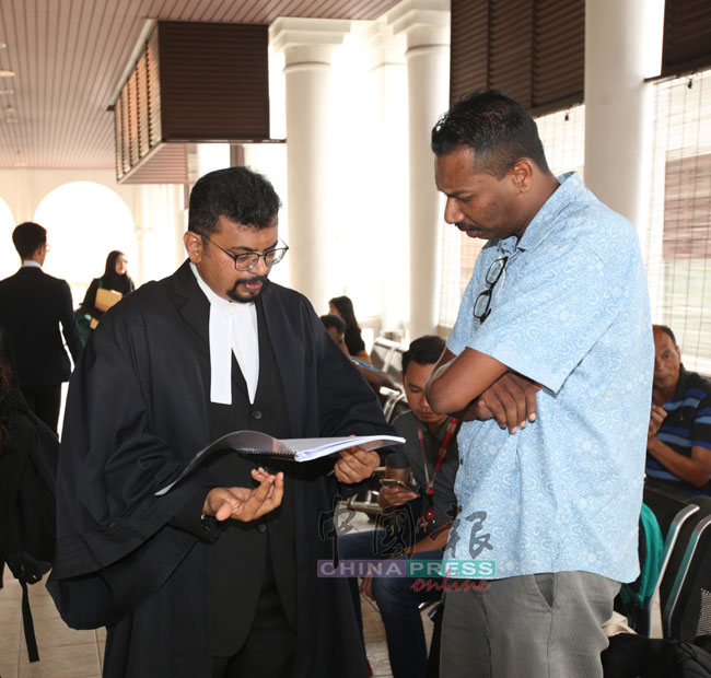 西蒙穆勒里（左起）及阿米鲁，在法庭外讨论案件。