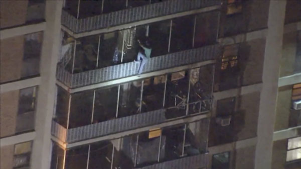 美国费城一栋19层楼高的建筑物发生火灾，一名男子从外墙攀爬14层楼逃生。