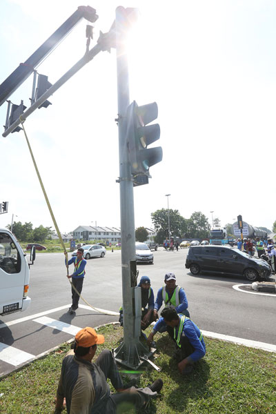 每抵达一个十字路口交通灯，至少需耗上一小时清理场地，让工作人员筋疲力尽。