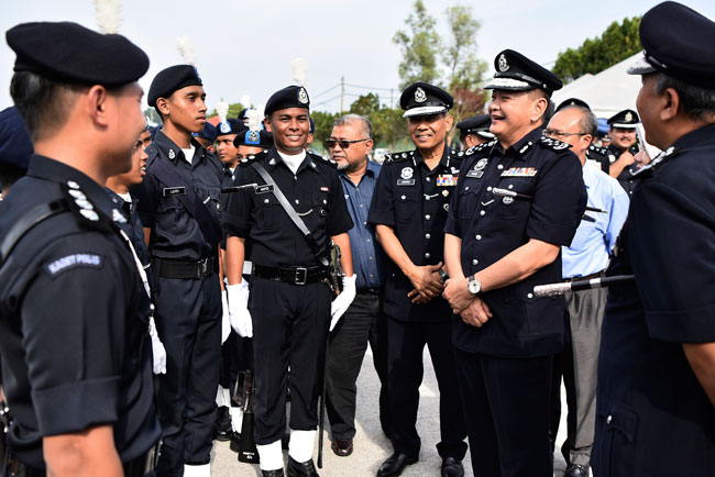 阿都哈密（右）倾听数名学生警察的意见，右2为吉隆坡防范罪案及社区安全组主任拿督阿兹曼。