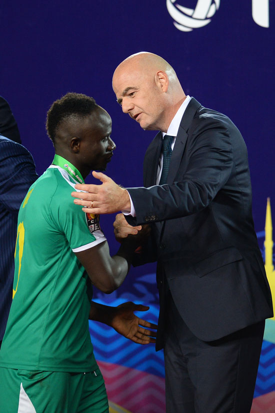 担任颁奖嘉宾的国际足联会长因凡蒂诺，鼓励塞内加尔球星马内。（法新社）