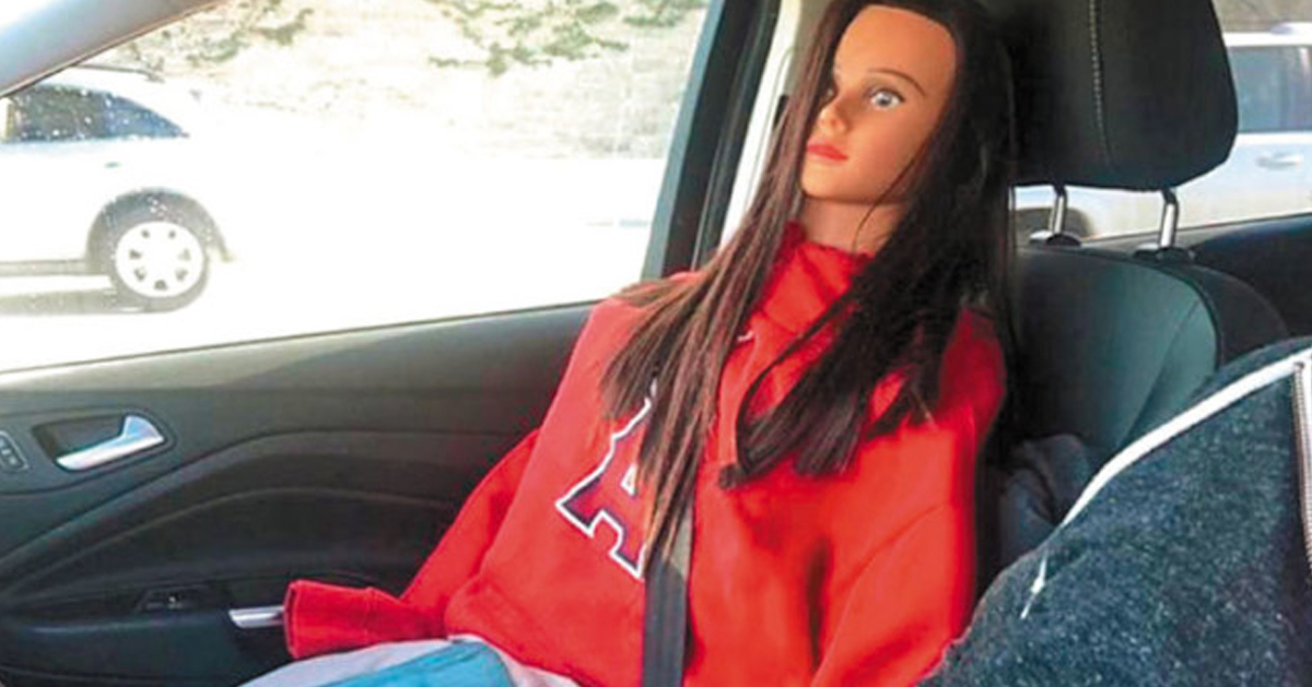 公路警察17日早上，在东湾康县当场逮到一名驾驶人，他利用一个几可乱真的洋娃娃，扮作乘客，藉此使用共乘车道(carpool lane)，但当场被逮。