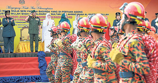 国家元首苏丹阿都拉（左2）检阅消防及拯救部队；左为祖莱达。