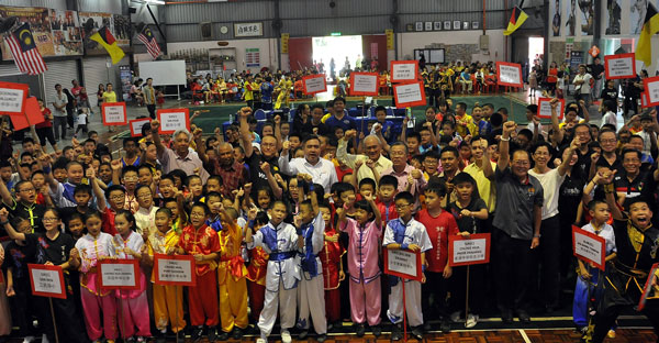 参与第14届全森校际武术锦标赛暨少儿武术赛的武术运动员与嘉宾，一起举振臂欢呼。