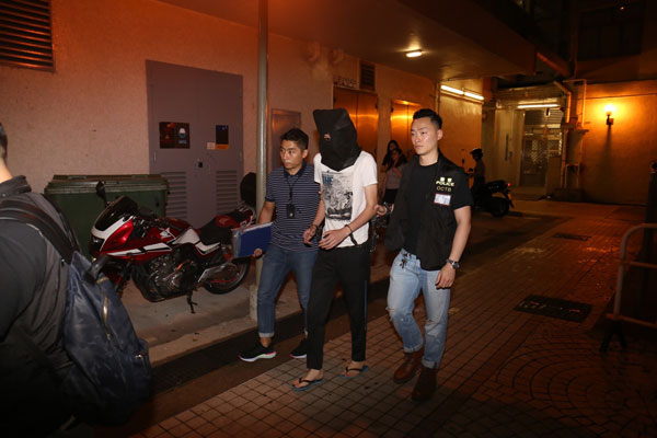 被捕香港民族阵线男成员被押返葵涌寓所搜查。（香港01）