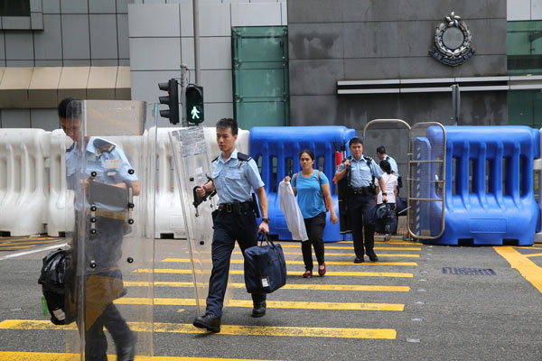 两度被示威者包围及破坏的警察总部外设有水马，有警员持长盾出入。