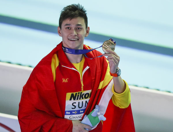 孙杨霸气展示400公尺自由泳金牌。（美联社）