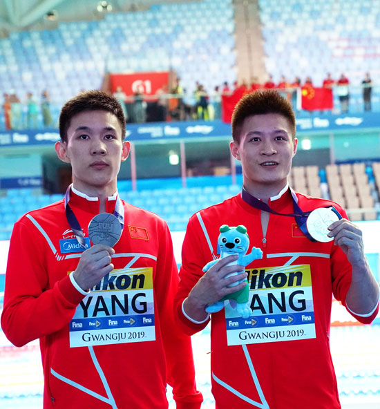 杨健（右）和杨昊分别夺得男子10公尺跳台冠军与亚军。（法新社）