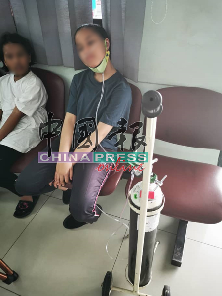 两名入院等待检查的学生。