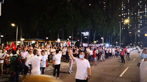 入夜后，数千白衣人在元朗街头晃荡，疑似准备伏击示威者。
