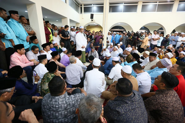 阿兹敏阿里在祈祷环节结束后，向出席者发表了接近一小时谈话。