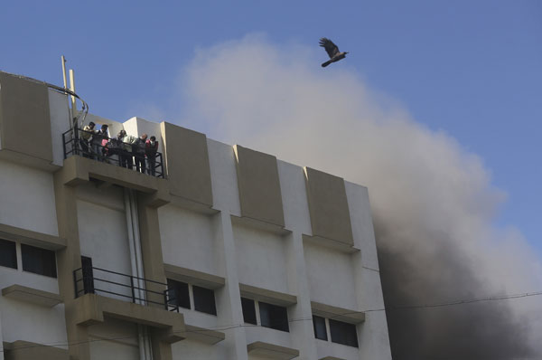 印度孟买一栋9层楼大楼发生大火。
