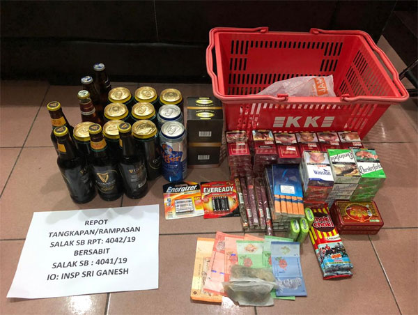 嫌犯抢劫的财物，包括现款、香烟、电池、啤酒、咳嗽药水、口香糖及巧克力等。
