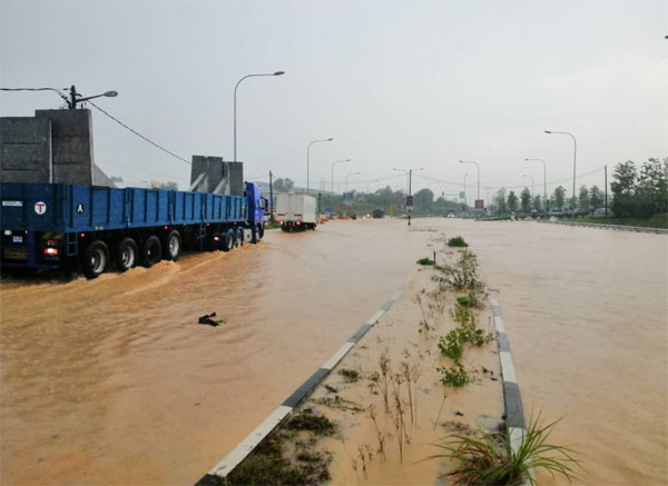 午后一场大雨引发河水暴涨，导致数辆交通工具受困。