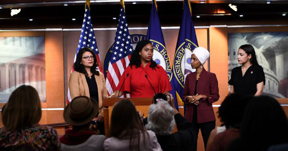 四名民主党女议员组成的“四人帮”，坚持对总统分化族裔的立场反对到底。