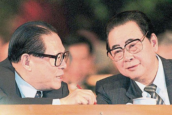 时任中国国家主席江泽民(左)和总理李鹏，1997年3月3日出席中国全国人大会议的档案照。（法新社）