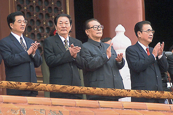 1999年10月1日, 左起时任国家副主席胡锦涛、总理朱镕基、国家主席江泽民和全国人大委员长李鹏，出席在北京天安门广场举行的国庆庆典。（法新社）