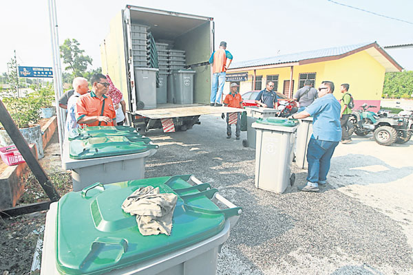 在城镇乡村垃圾桶分配计划下，瓜拉芦骨322户住家获分派垃圾桶。