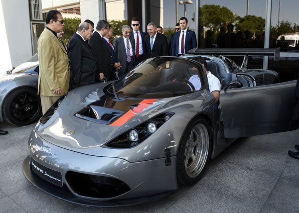 马哈迪（左5）在我国和土耳其官方代表团陪同下，参观土耳其本地制造的超级跑车“Onuk”。（马新社）